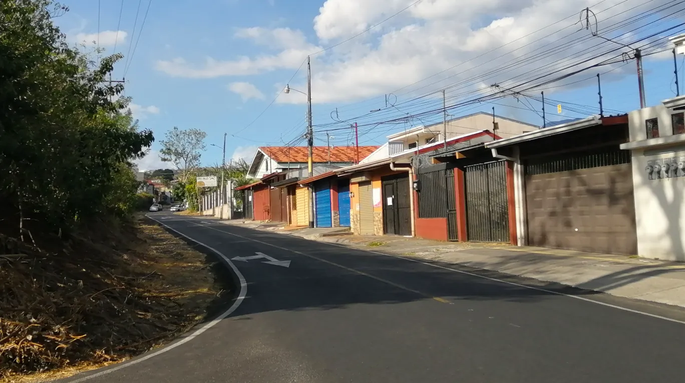 Street on Costa Rica, with houses.